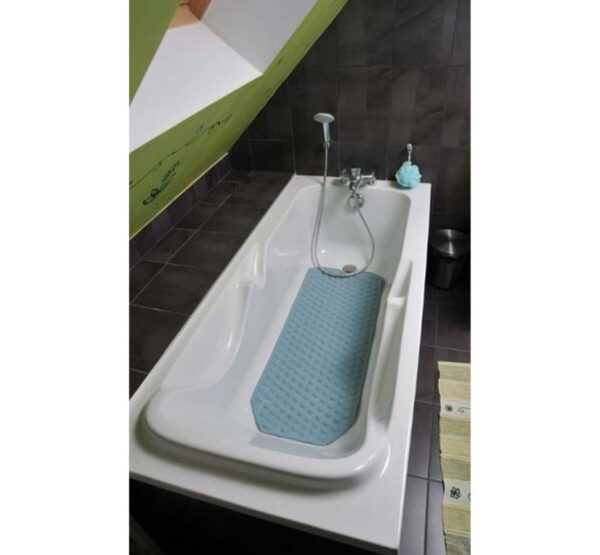 Exemple de tapis de bain extra long dans une baignoire pour un maximum de sécurité.